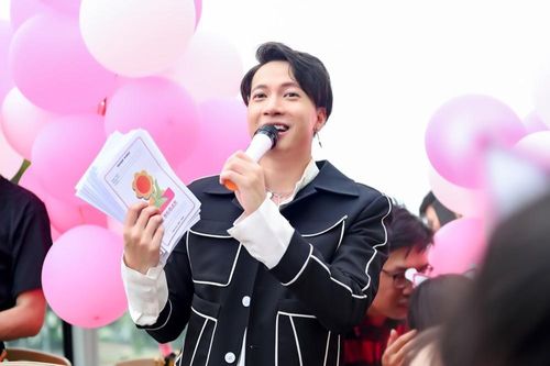 S.T Sơn Thạch tổ chức fan-meeting trên xe buýt 2 tầng, tự tay trộn bánh tráng mời fan