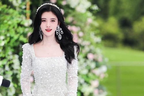 Cúc Tịnh Y xinh đẹp như công chúa trên thảm đỏ giữa ồn ào phẫu thuật thẩm mỹ