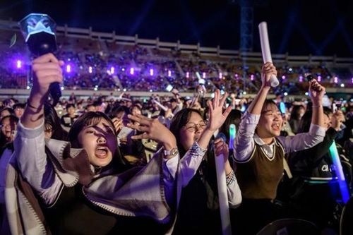 Mạng Sina Weibo của Trung Quốc quyết 'dẹp loạn fandom', dập tắt những cách hâm mộ mù quáng