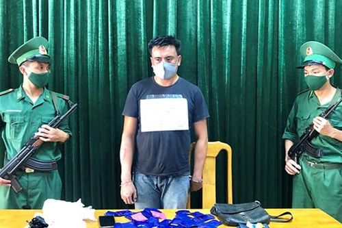 Quảng Bình: Bắt một người Lào vận chuyển 8 ngàn viên ma túy qua biên giới