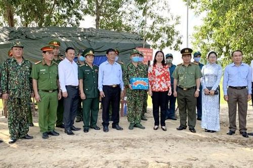 An Giang: Thăm hỏi chiến sĩ các chốt phòng, chống Covid-19 khu vực biên giới