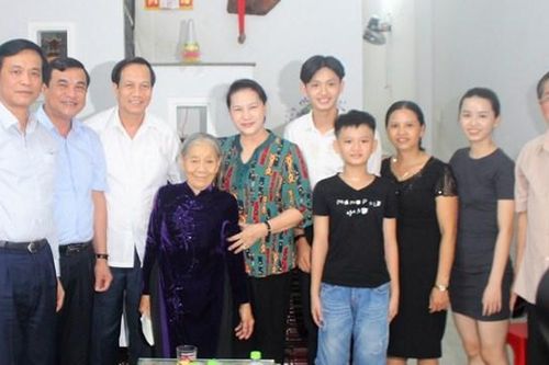 Chủ tịch Quốc hội Nguyễn Thị Kim Ngân thăm, tặng quà các gia đình chính sách ở Quảng Nam