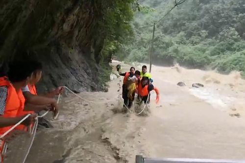 Dùng dây giải cứu gia đình mắc kẹt trong dòng nước lũ ở Trung Quốc