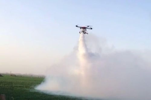 Trung Quốc dùng drone diệt châu chấu
