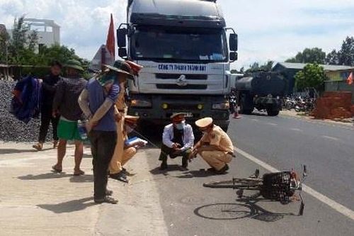 Ôtô chở gỗ dăm tông chết người đi xe đạp
