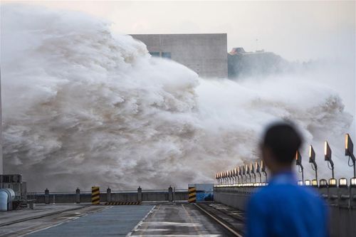 Thêm một sông lớn của Trung Quốc cảnh báo lũ