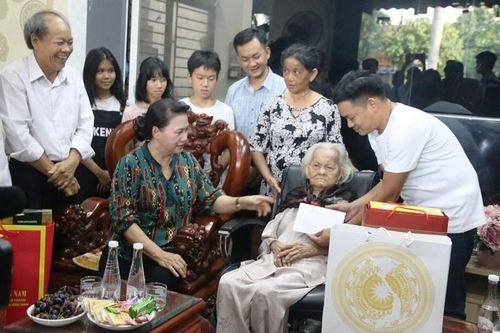 Chủ tịch Quốc hội thăm, tặng quà gia đình chính sách tại Quảng Nam