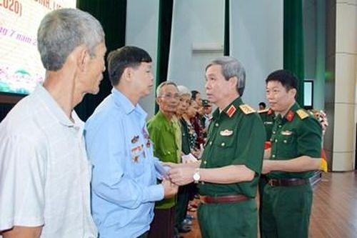 Thượng tướng Đỗ Căn thăm, tặng quà các đối tượng chính sách tại Điện Biên