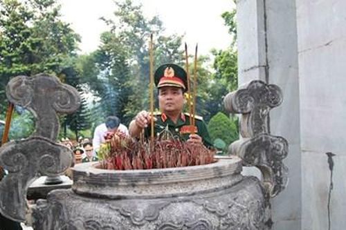 Đoàn công tác Bộ Quốc phòng dâng hương Đài tưởng niệm các Anh hùng liệt sĩ Pò Hèn
