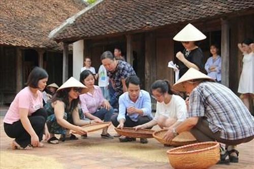 Trải nghiệm các hoạt động vui chơi, gắn kết gia đình tại Bảo tàng Dân tộc học Việt Nam