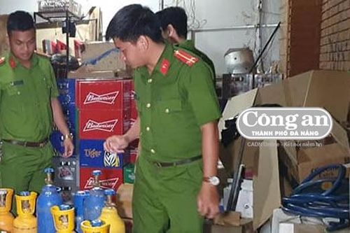 Chủ quán 'méo mặt' vì... khí cười!