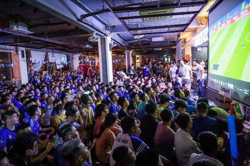 Fan Chelsea và MU xuyên đêm 'xem chung' trận bán kết FA Cup