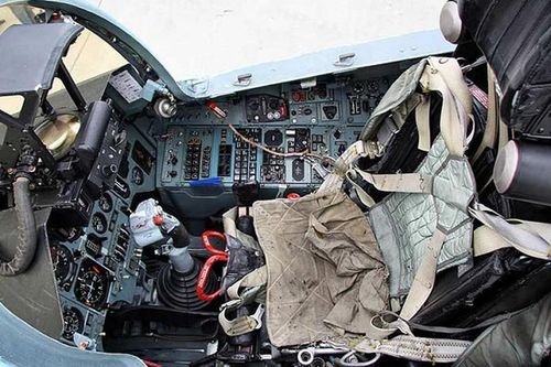 Cận cảnh 'bảo bối' của phi công trong khoang lái tiêm kích Su-27/30