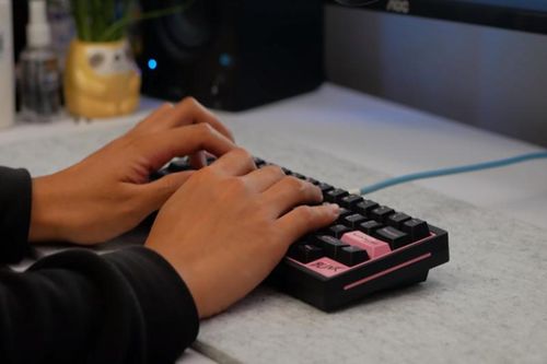 Quá mê BLACKPINK, một Youtuber tự tạo bàn phím 'màu hường' cực độc