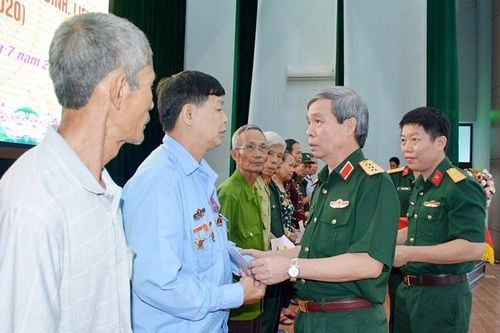 Thượng tướng Đỗ Căn thăm, tặng quà gia đình chính sách tại Điện Biên