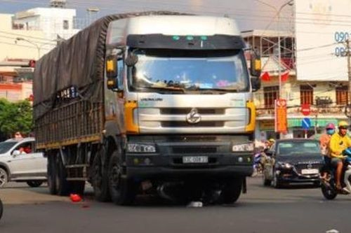 Hai mẹ con bị cuốn vào gầm xe tải tử vong