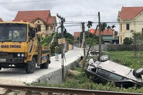 Tàu hỏa tông văng ô tô xuống mương