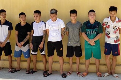Dùng dao, kiếm, súng đuổi đánh nhau trên đê