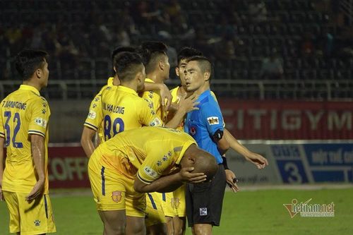 'Vua' sai be bét, Ban trọng tài cứ ngoảnh mặt thờ ơ?