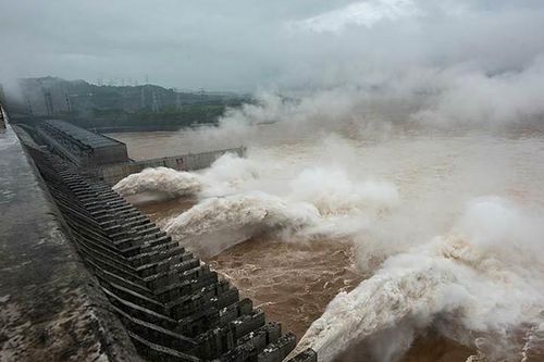 Thêm nhiều người chết, Trung Quốc dùng thuốc nổ phá đập để xả lũ