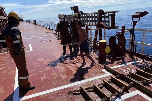 Cứu hộ một ngư dân Việt Nam bị trôi dạt trên biển