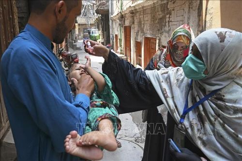 Pakistan nối lại chiến dịch uống vaccine phòng bại liệt