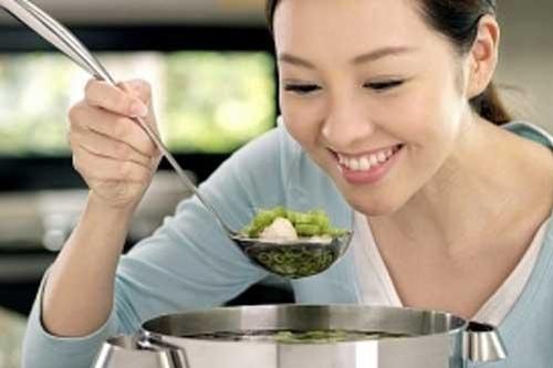 Chẳng may lỡ tay nêm canh quá mặn cũng đừng vội bỏ đi vì chỉ cần thêm thứ này canh lại thơm ngon hơn