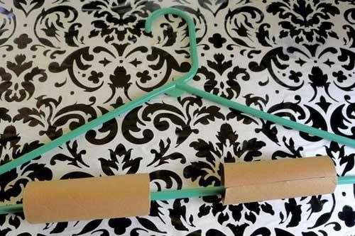 Đừng vội vứt lõi giấy vệ sinh đi, hãy cắt chúng và gắn vào móc quần áo, kết quả sẽ khiến bạn bất ngờ