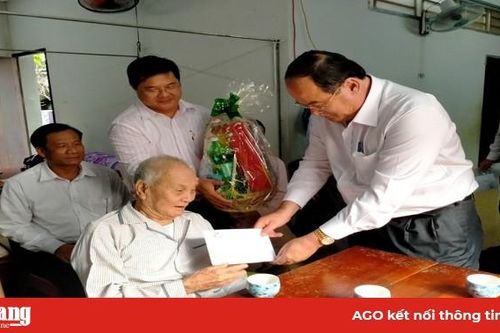 Chủ tịch UBND tỉnh An Giang Nguyễn Thanh Bình thăm gia đình chính sách tiêu biểu thị xã Tân Châu