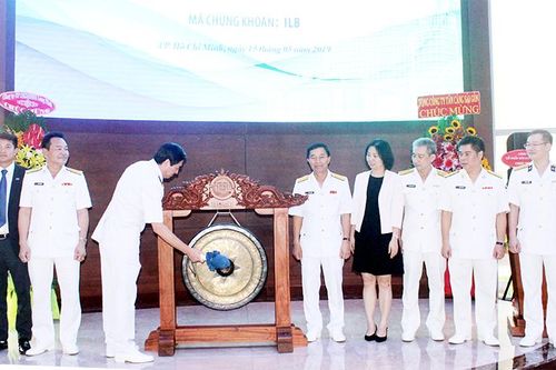 Doanh nghiệp đua nhau ''lên sàn''