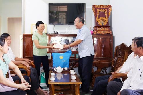 Thăm, tặng quà gia đình chính sách huyện Phú Thiện