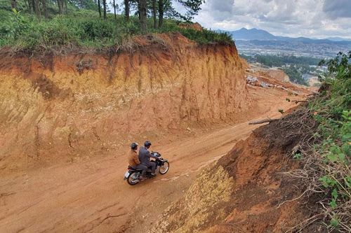 Tự ý mở đường khai thác đá sai luật