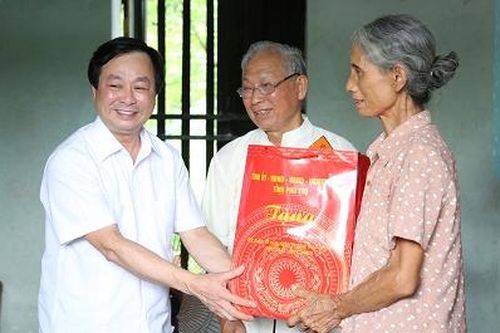 Các đồng chí lãnh đạo tỉnh thăm, tặng quà Mẹ Việt Nam Anh hùng, thương binh, đối tượng chính sách