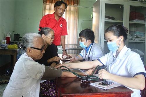 Khám, cấp thuốc miễn phí cho thương binh, người có công với cách mạng, hoàn cảnh khó khăn