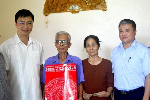 Giám đốc Công an tỉnh tặng quà gia đình chính sách huyện Hàm Yên