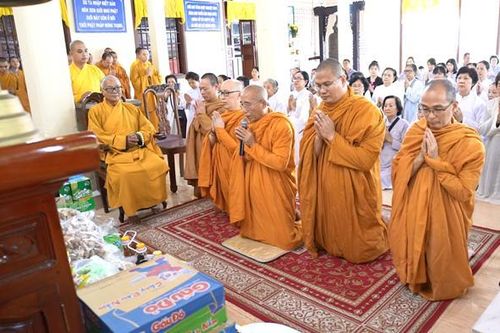 Cúng dường các trường hạ miền Tây