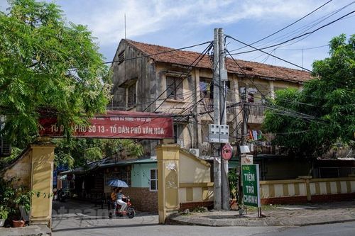 Người dân nơm nớp sống trong khu tập thể xuống cấp chờ sập tại Thủ đô
