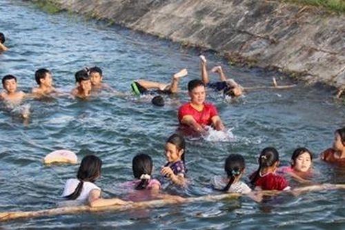 Thầy giáo dạy bơi miễn phí cho trẻ nhỏ quê nghèo