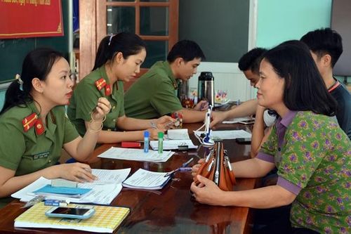 Về cơ sở làm hộ chiếu và tặng quà người nghèo
