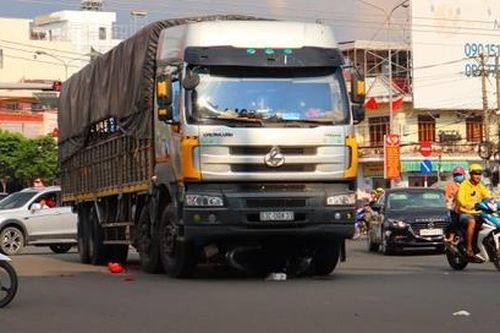 Xe tải cuốn xe máy tại vòng xoay, 2 mẹ con tử vong thương tâm