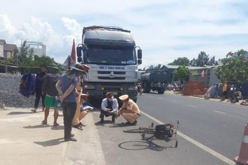 Xe tải cuốn xe đạp, cụ ông thợ mộc tử vong thương tâm