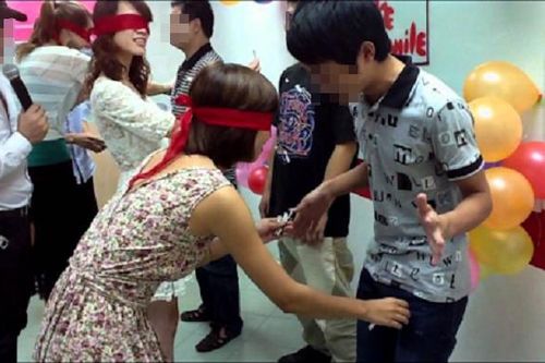 Tôi cảm thấy như bị làm nhục khi phải tham gia trò chơi tập thể tục tĩu
