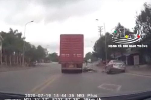 Clip: Nam thanh niên phóng xe máy vượt ẩu, suýt bị container cán qua người