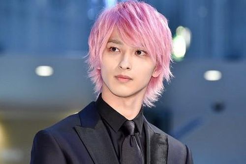Khán giả Nhật lo sốt vó khi 'Mỹ nam tóc hồng' Yokohama Ryusei bị nhiễm COVID-19