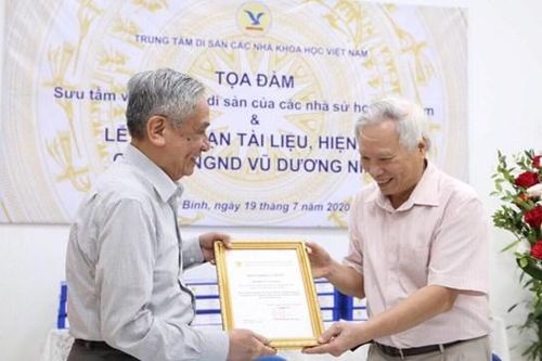 Tiếp nhận tài liệu, hiện vật của GS.NGND Vũ Dương Ninh