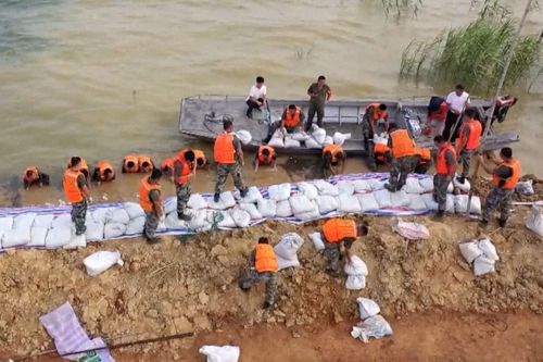 Trung Quốc sử dụng thiết bị công nghệ cao để chống lũ