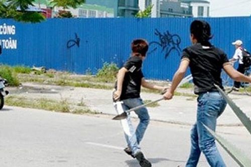 Dùng dao, kiếm, súng đuổi đánh nhau trên đê