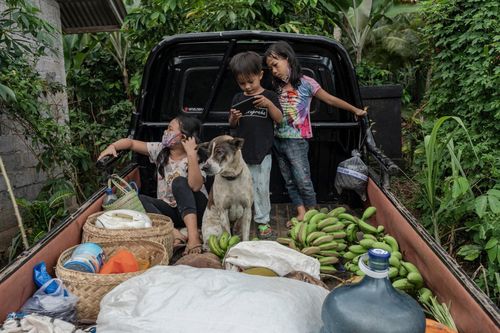 Bali lao đao vì Covid-19, nhân viên khách sạn về làm nông, bắt ngao