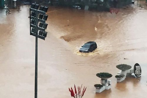 Ôtô 'bơi' trong biển nước ở Hà Giang