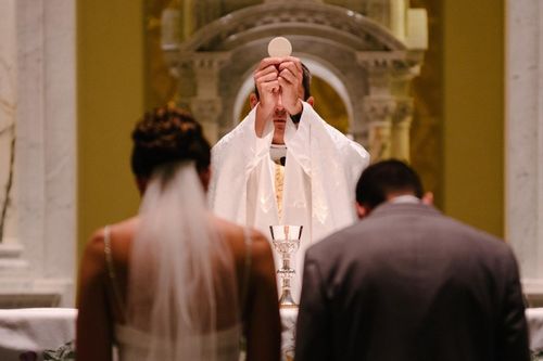 Vatican khiển trách các linh mục thu phí làm lễ đám cưới